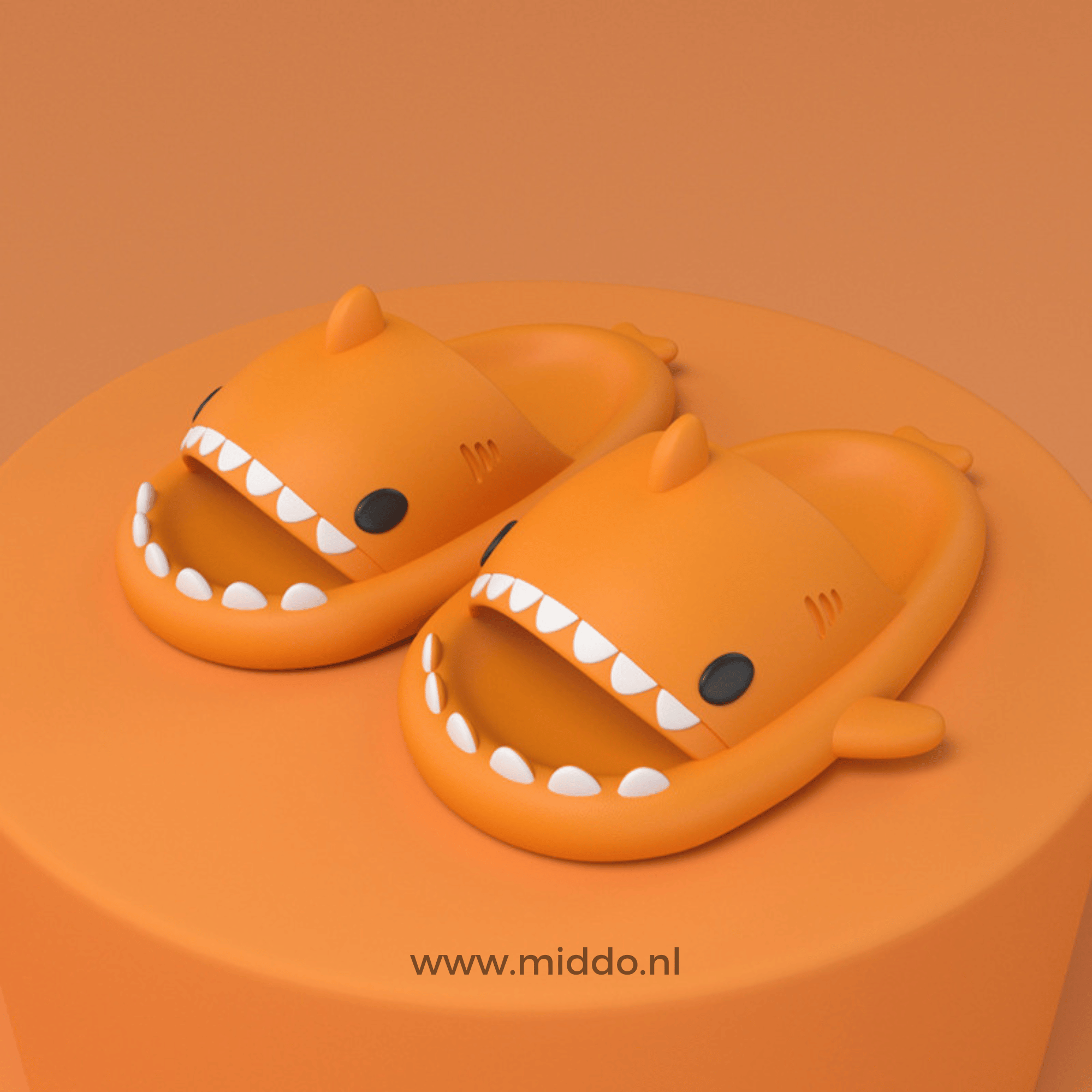 ZomerSharkies oranje slippers op oranje achtergrond - www.middo.nl