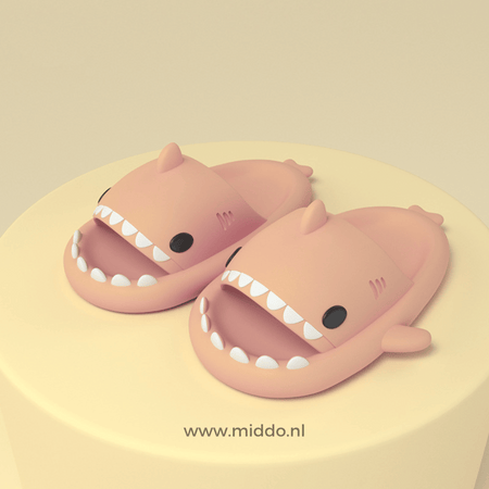 ZomerSharkies roze slippers op roze achtergrond - www.middo.nl