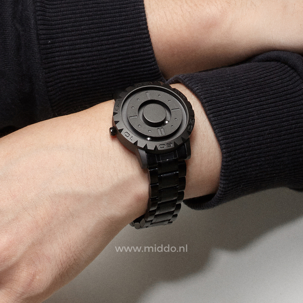 Zwarte Magnetique horloge gedragen door persoon