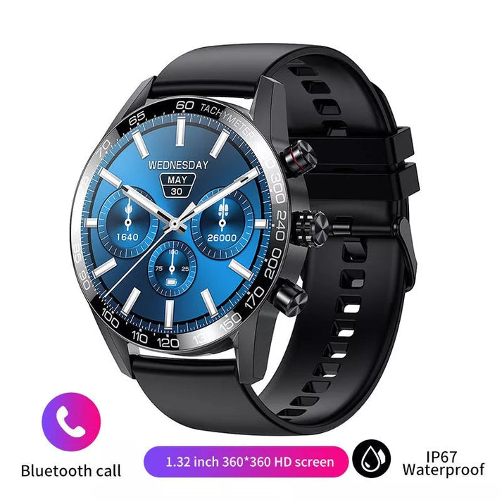 Een zwarte smart watch horloge met blauwe wijzerplaat en aanduidingen van stappenteller, batterij en dag, met een zwart rubberen horlogeband.