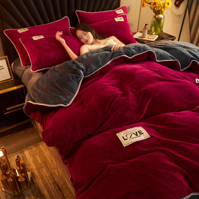Bordeaux en grijs fluwelen pluche dekbedovertrek op een bed