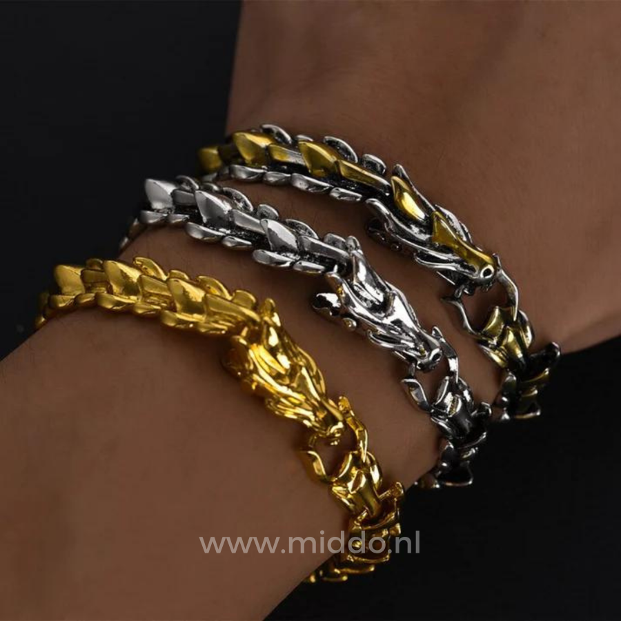 Pols met drie drakenarmbanden in goud, zilver en zwart, close-up van de armbanden.