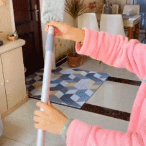 Vrouw gebruikt uitschuifbare stofdoek in woonkamer is een video.