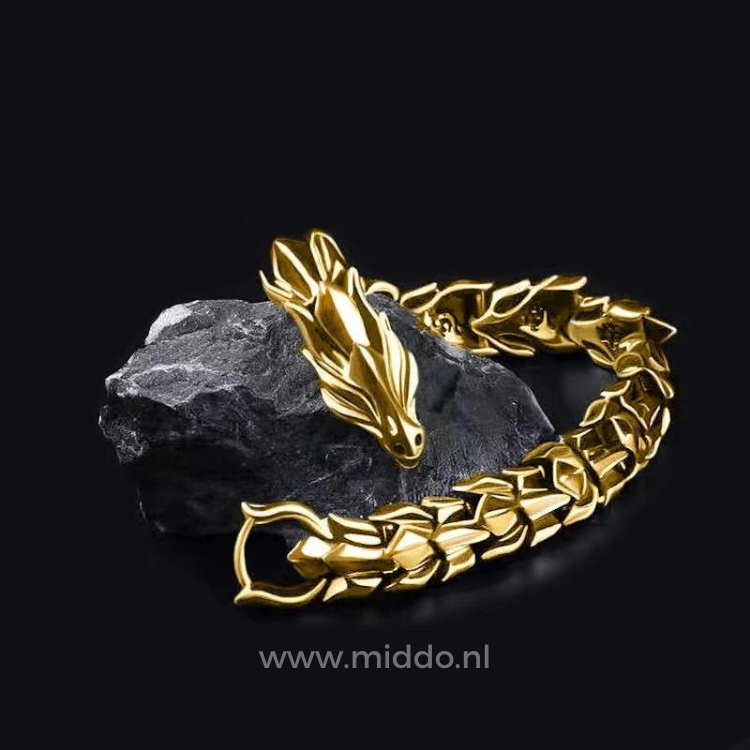 Gouden drakenarmband op zwarte steen achtergrond.