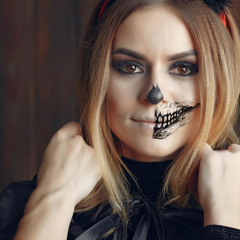 Horror-tattoo met schedel en grijns op het gezicht van een vrouw."