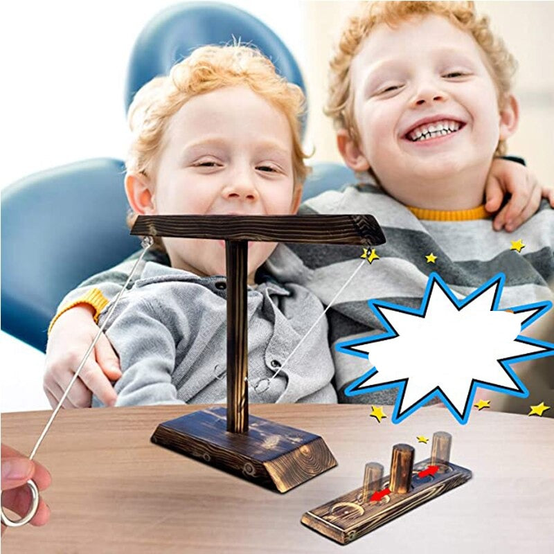 Twee kinderen lachen met houten Ring Toss Drinkspel