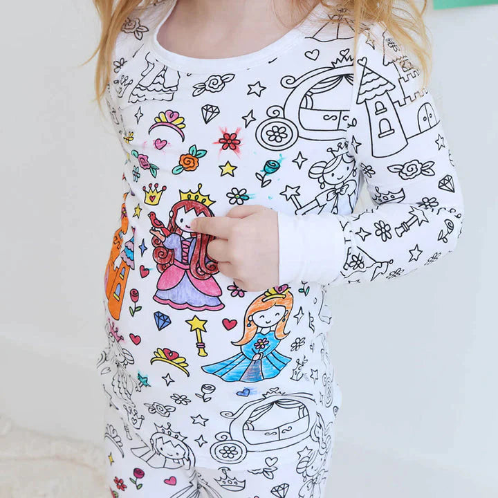 Meisje kleurt een inkleurbare princessen pyjama in.