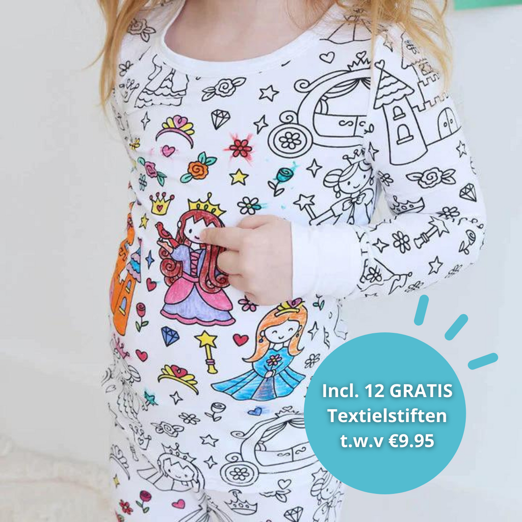 Meisje draagt een ingekleurde princessen pyjama met gratis stiften.