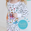 Meisje draagt een ingekleurde princessen pyjama met gratis stiften.