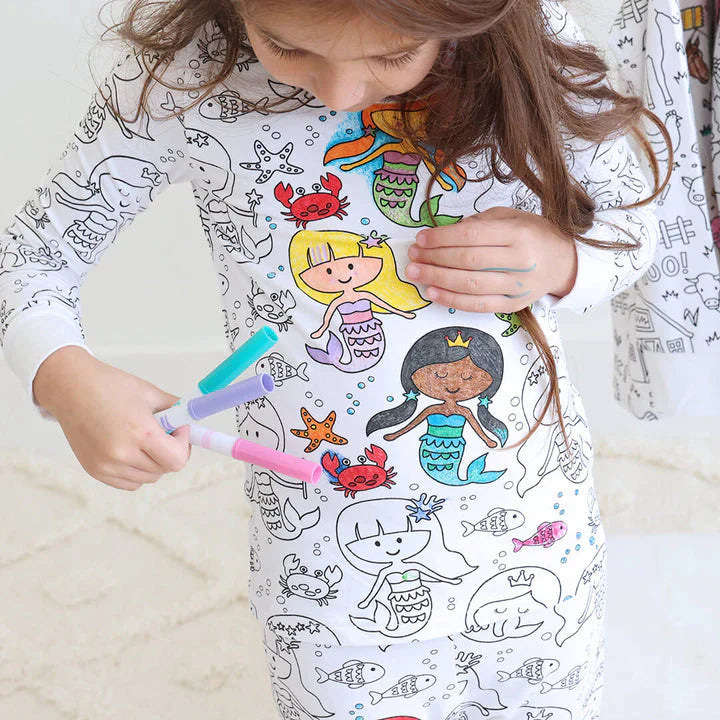 Meisje kleurt een inkleurbare zeemeermin pyjama in.