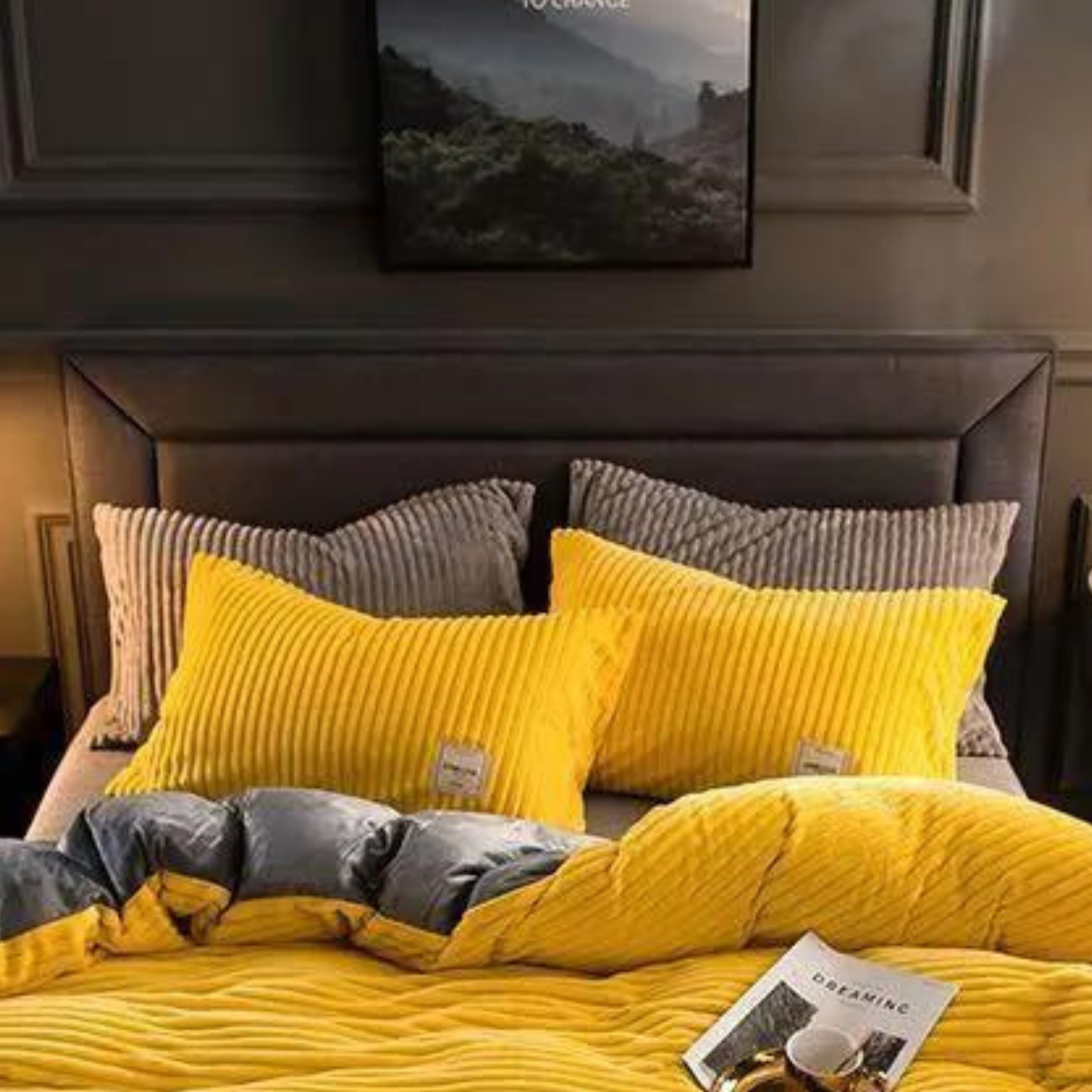 Gele en grijze fluwelen kussenslopen op een opgemaakt bed.