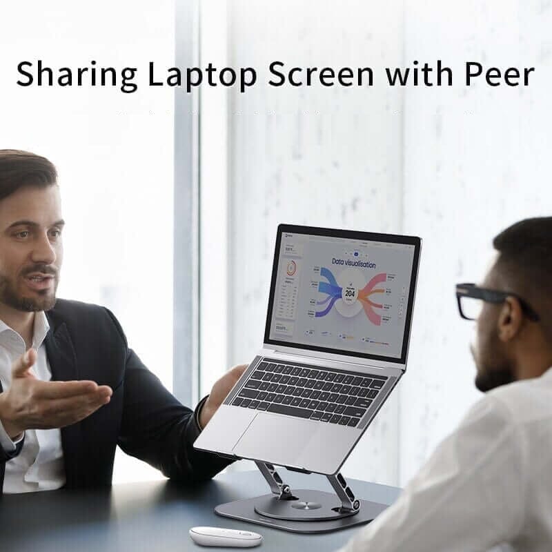 Twee mannen delen laptopscherm met draaibare standaard.