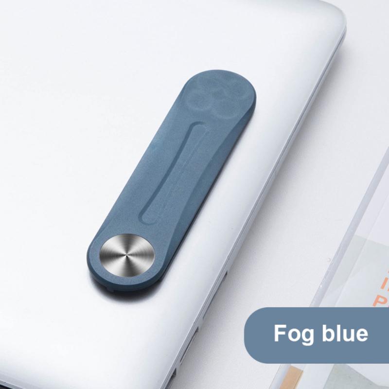 Blauwe magnetische clip op een laptop voor telefoonhouder.