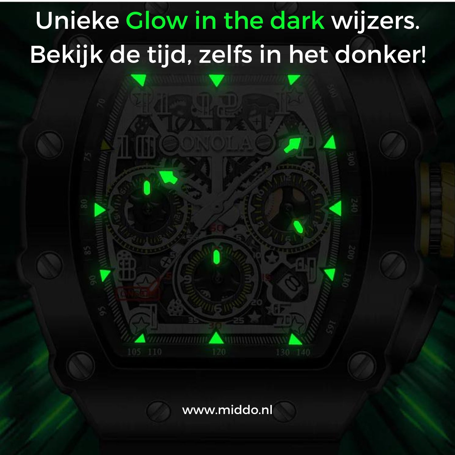 ONOLA horloge met donkere wijzers en groene accenten in het donker.