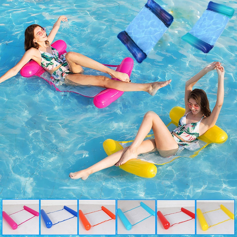 Vrouwen drijven op opblaasbare water hangmat in zwembad