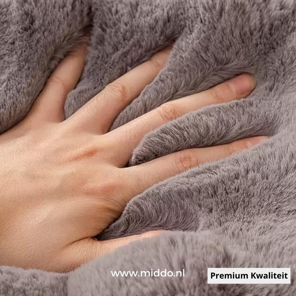 Hand die op een grijze meubelhoes drukt om de zachtheid te tonen