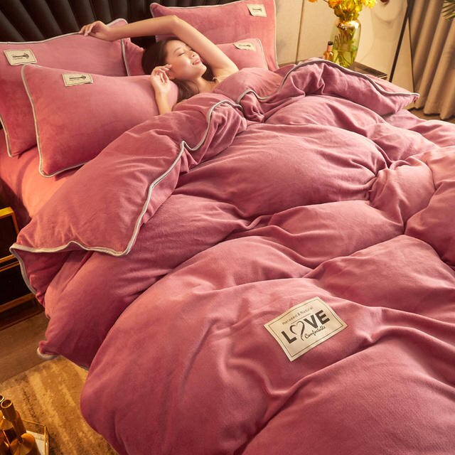 Comfortabel roze fluwelen pluche dekbedovertrek met bijpassende kussens
