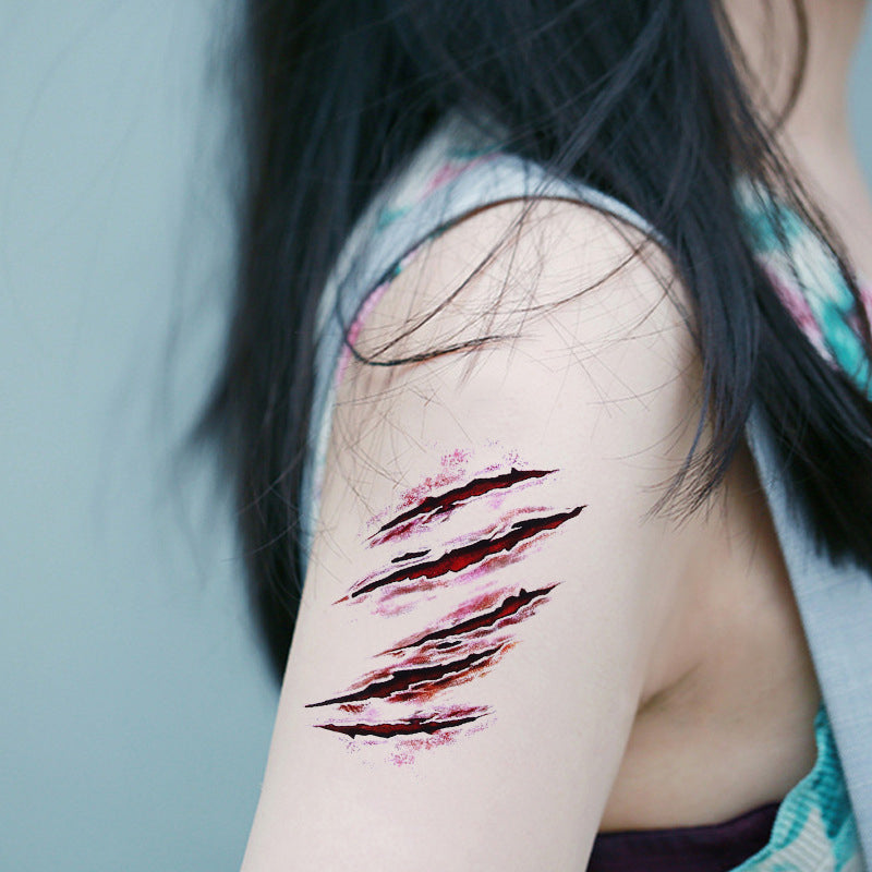 Schrikbarende kras-tattoo op de arm van een vrouw