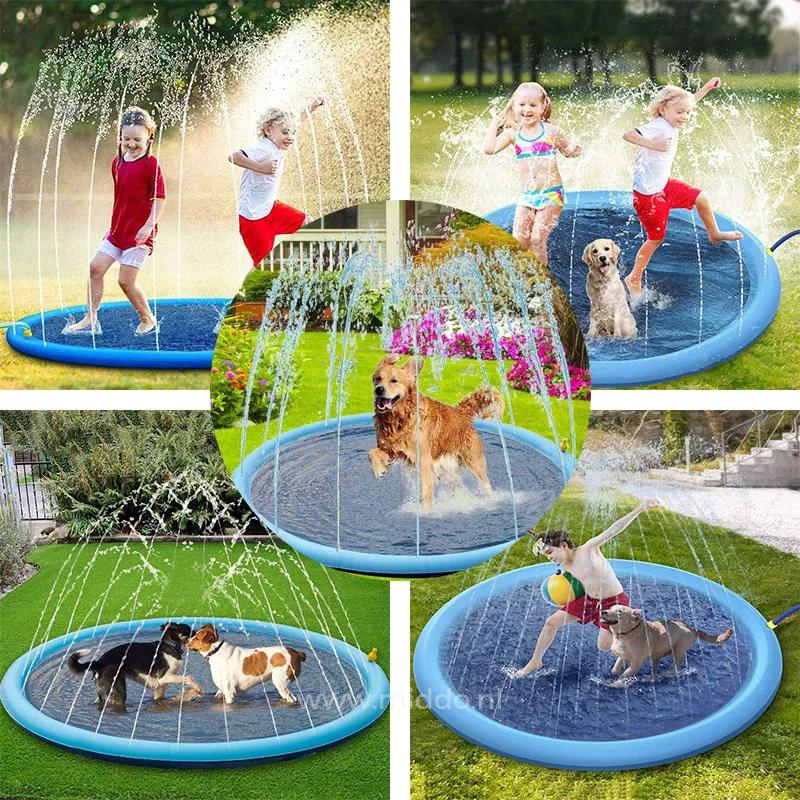 Kinderen en honden rennen en spelen op een watermat.