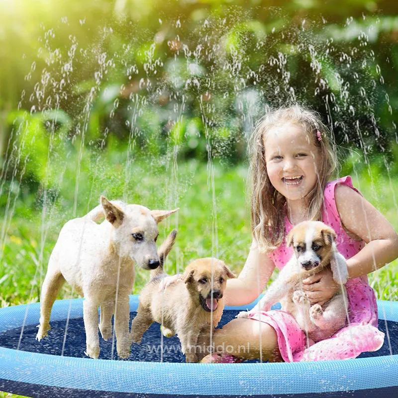 Meisje en hondjes spelen in een watermat in de tuin.