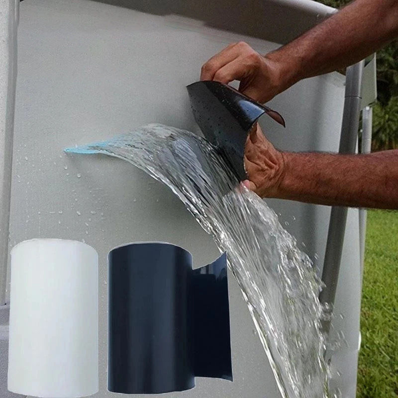 Hand die zwarte watervaste tape gebruikt om een waterstroom te stoppen.