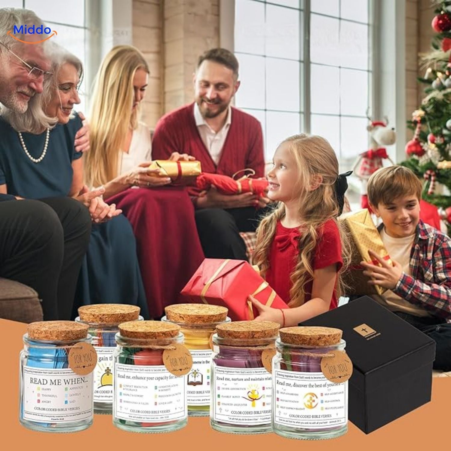 wenshart gebedjar Familie die cadeautjes uitwisselt bij een kerstboom_ met potten met inspirerende boodschappen op de voorgrond.